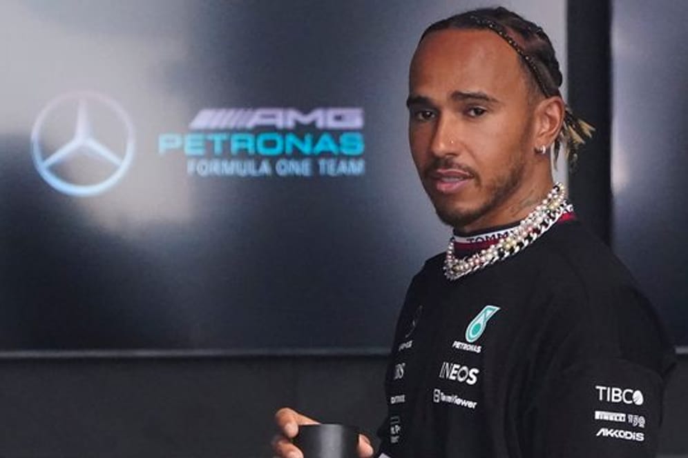 Schmuckvoll behängt: Lewis Hamilton.