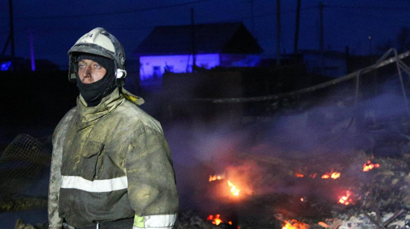 Eine Einsatzkraft der Feuerwehr in Sibirien: Mehrere Menschen sollen in den Flammen bereits ums Leben gekommen sein.