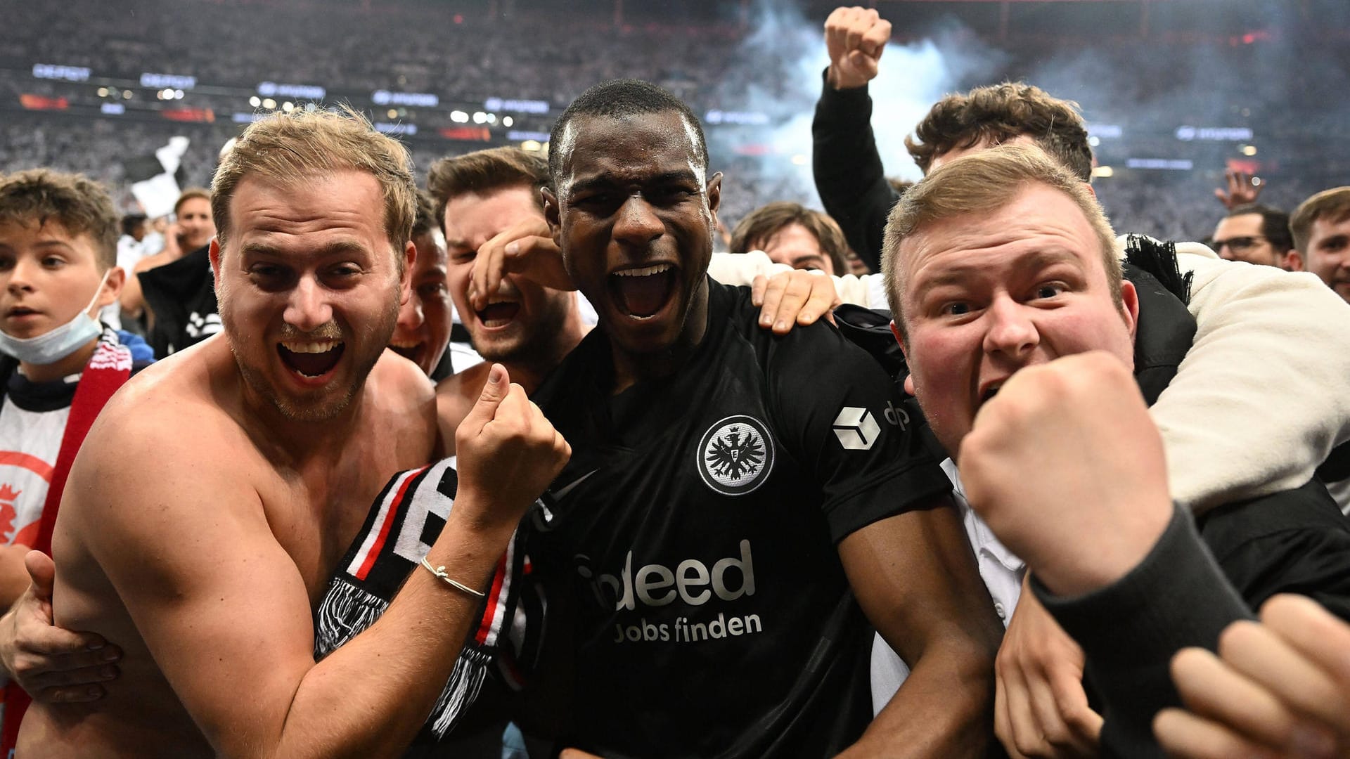 Frankfurts Evan Ndicka jubelt mit den Fans: Die SGE steht im Finale der Europa League – und kann sich nur so auch im kommenden Jahr für das internationale Geschäft qualifiizieren.