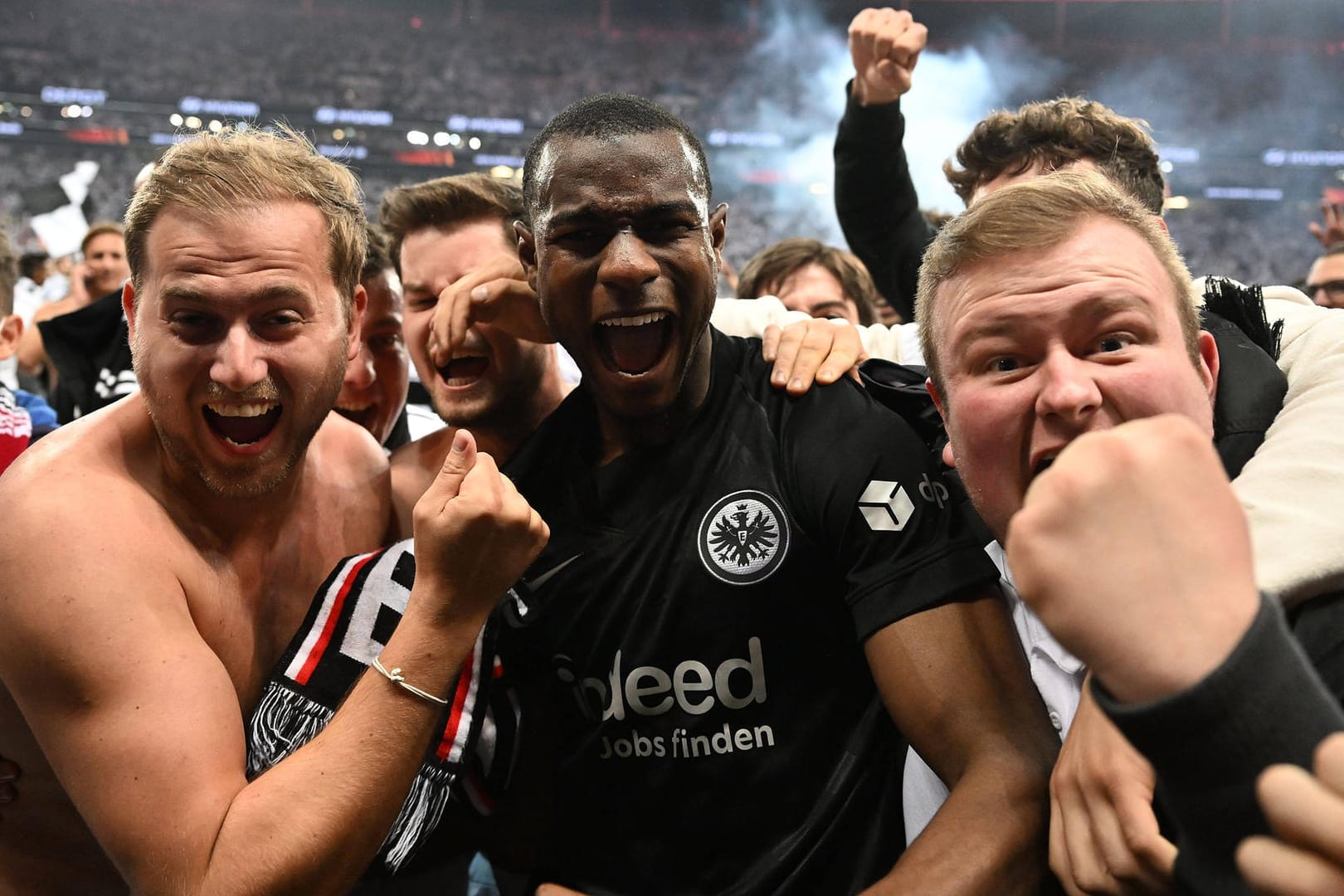 Frankfurts Evan Ndicka jubelt mit den Fans: Die SGE steht im Finale der Europa League – und kann sich nur so auch im kommenden Jahr für das internationale Geschäft qualifiizieren.