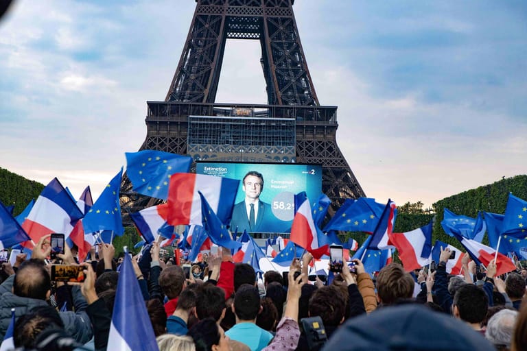 Macron setzte sich in der Wahl mit 58,8 Prozent gegen seine rechtspopulistische Konkurrentin Marine Le Pen durch. Doch es ist ein knapper Sieg: In der ersten Runde der Präsidentschaftswahl hatten 58 Prozent der Franzosen für populistische oder extreme Kandidaten gestimmt. In der Stichwahl erreichte Le Pen mit 41,5 Prozent das beste Ergebnis in der Geschichte ihrer Partei.
