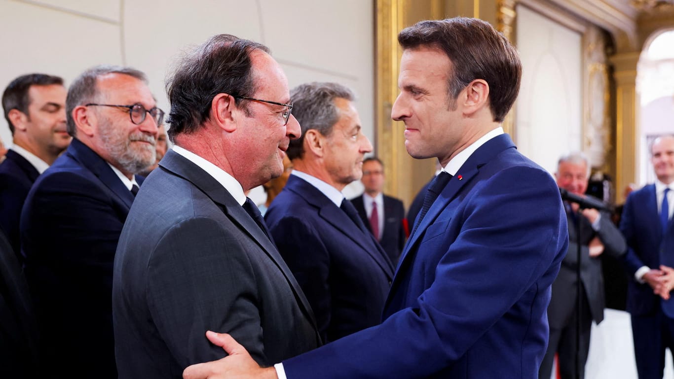 François Hollande (l) gratuliert Emmanuel Macron (r) zu dessen Wiederwahl: Macron setzte sich gegen die Rechtspopulistin Marine Le Pen durch.