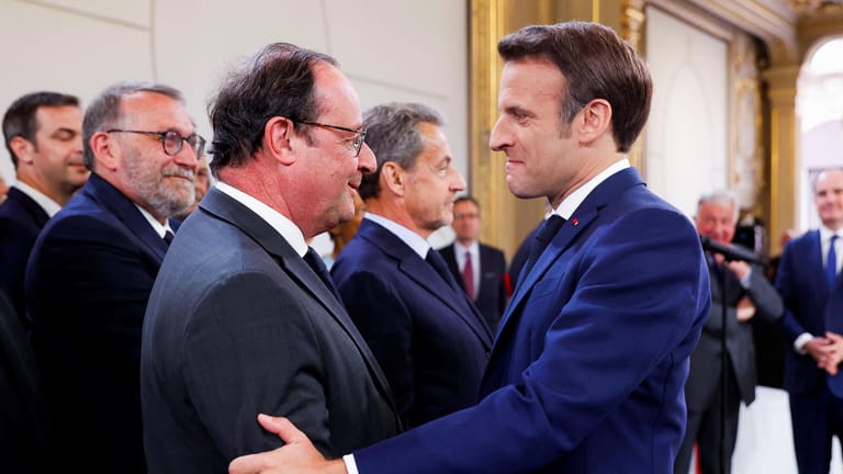 François Hollande (l) gratuliert Emmanuel Macron (r) zu dessen Wiederwahl: Macron setzte sich gegen die Rechtspopulistin Marine Le Pen durch.