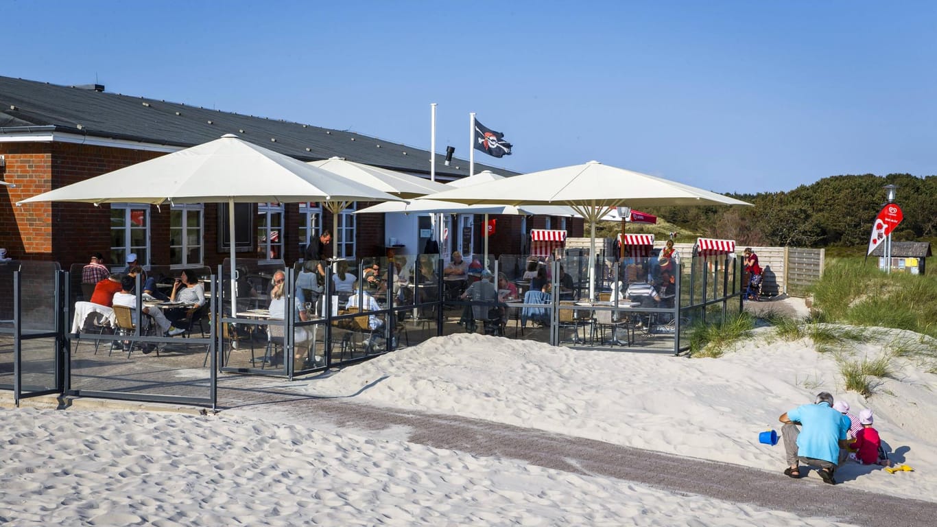 Ein Restaurant am Strand auf Amrum (Symbolbild): Die Fährverbindung zum Festland macht das Pendeln unmöglich.