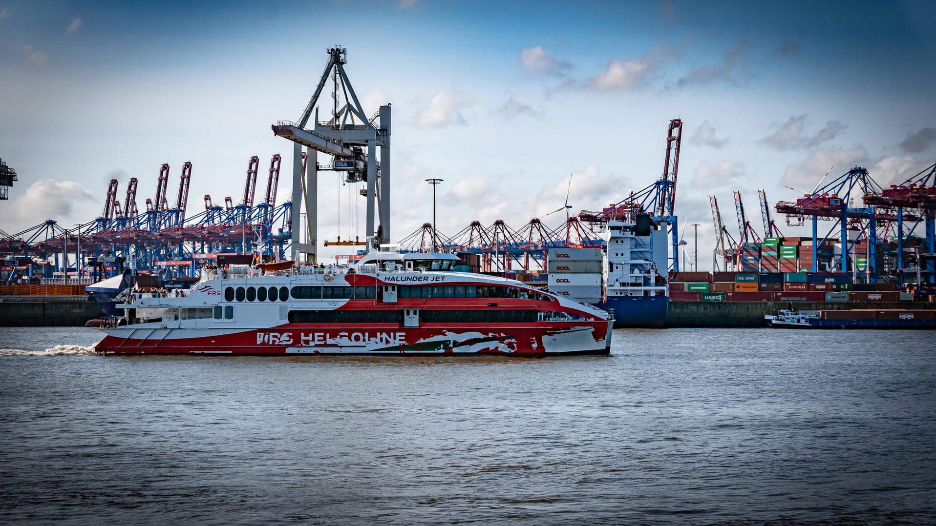 Eine Helgoland-Fähre im Hamburger Hafen (Archivbild): Auf einer Insel zu arbeiten und auf dem Festland zu leben, ist für die meisten Arbeitskräfte keine Option.