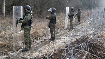 Veiligheidstroepen aan de Pools-Wit-Russische grens: zo'n honderd kilometer van de grens is nog niet versterkt.