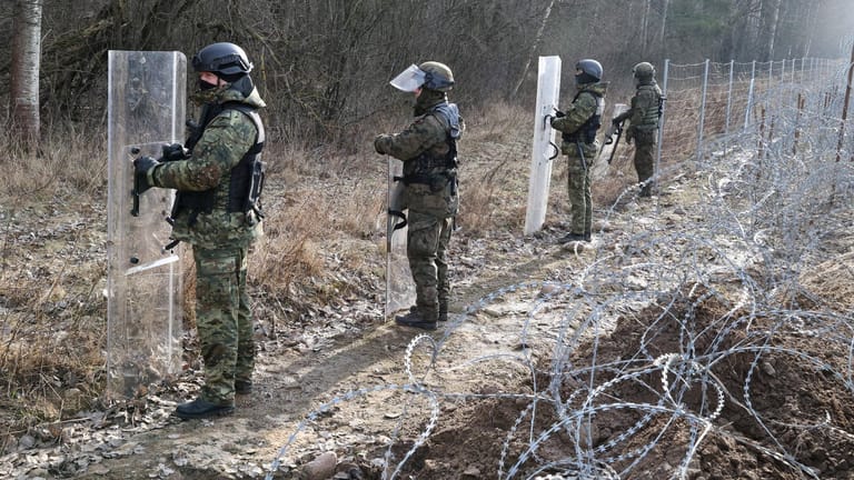 Sicherheitskräfte an der polnisch-belarussischen Grenze: Etwa Hundert Kilometer der Grenze sind noch nicht befestigt.