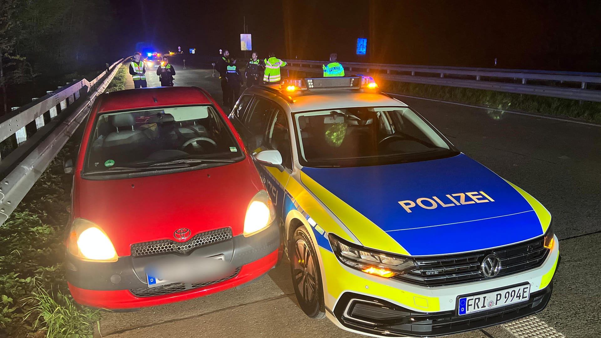 Polizeiwagen neben dem Auto der Geisterfahrerin: Die Frau war 23 Kilometer auf der A29 in falscher Richtung unterwegs.