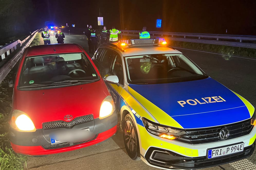 Polizeiwagen neben dem Auto der Geisterfahrerin: Die Frau war 23 Kilometer auf der A29 in falscher Richtung unterwegs.