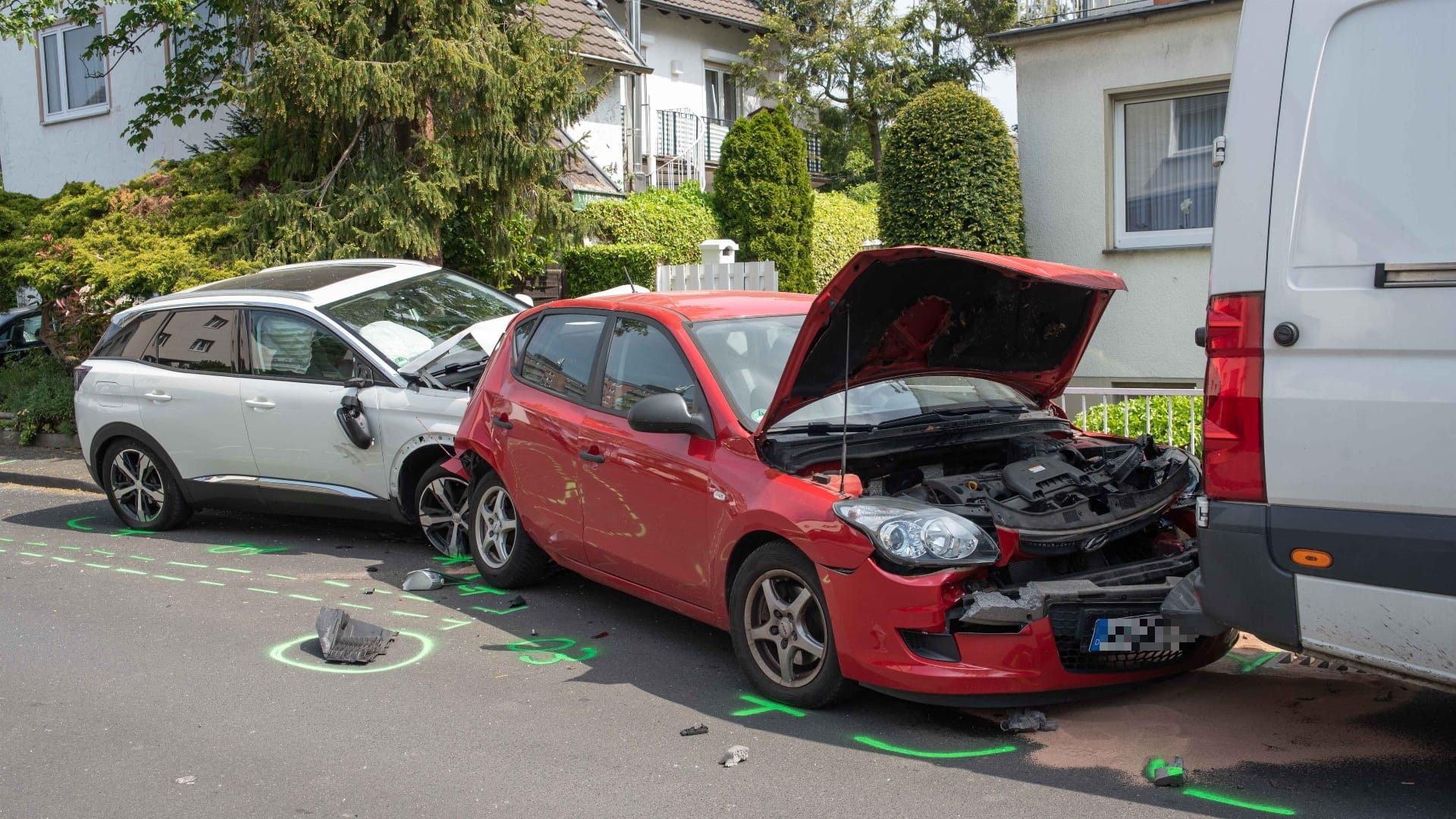 Zerstörte Autos nach dem Unfall: Warum der Mann gegen die Mauer krachte, ist nun Gegenstand der Ermittlungen der Polizei. Zerstörte Autos nach dem Unfall: Warum der Mann gegen die Mauer krachte, ist nun Gegenstand der Ermittlungen der Polizei.