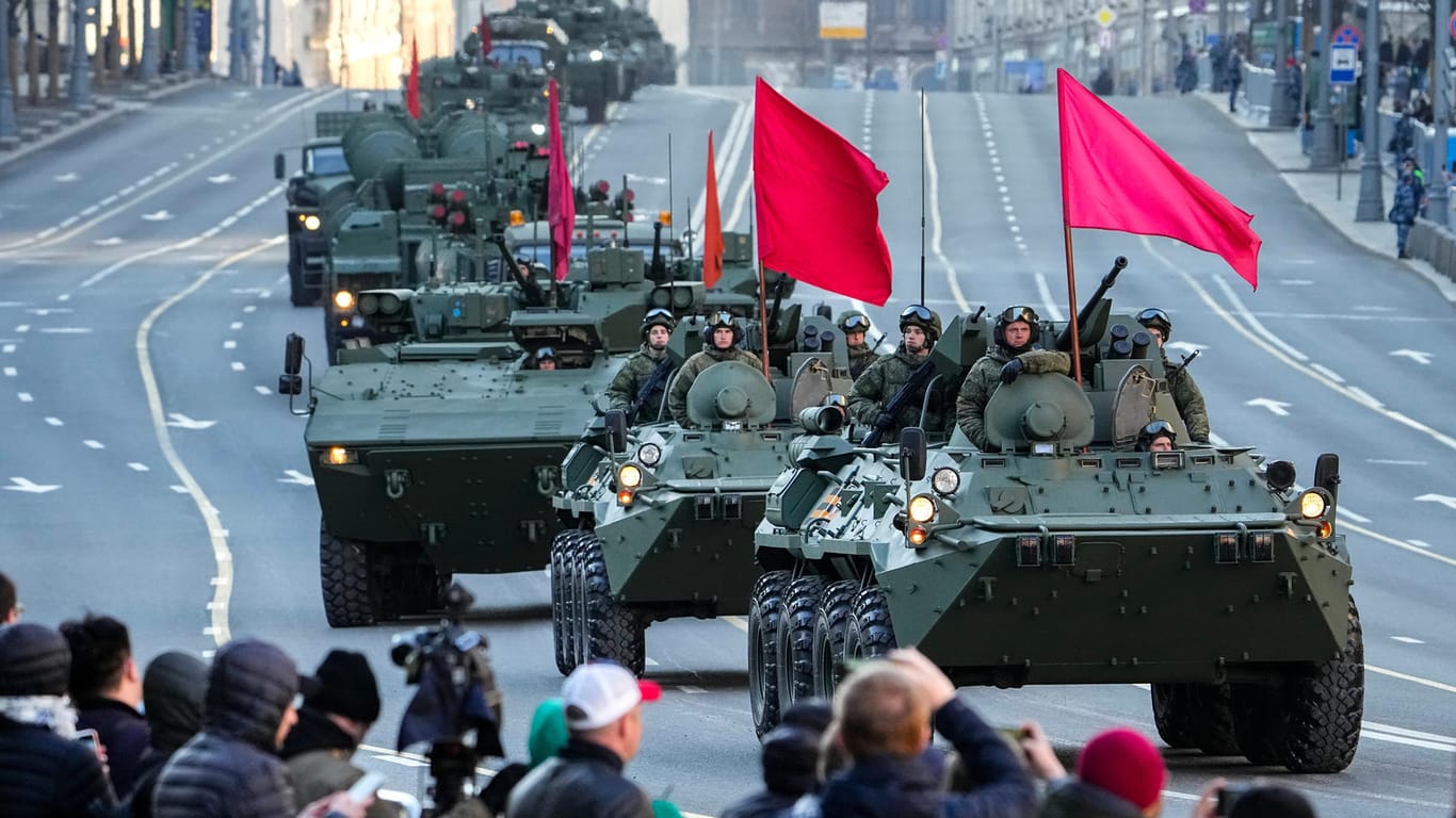Panzer mit roten Fahnen in Moskau: Die Soldaten proben bereits die Parade zum "Tag des Sieges". Die Ukraine fürchtet, dass es auch einen Aufmarsch auf ukrainischem Gebiet geben wird.