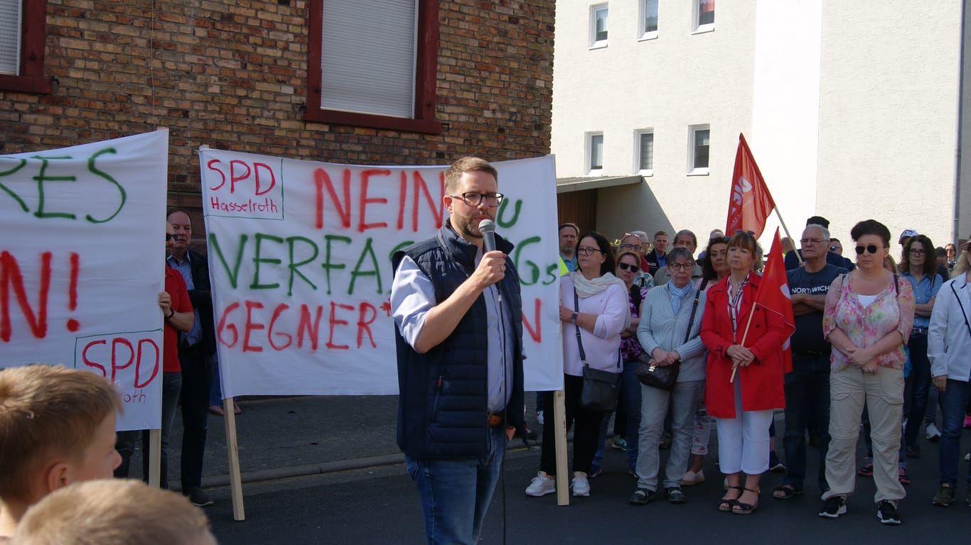 Landrat Thorsten Stolz bei der Protestaktion "Hasselroth ist kein Königreich".