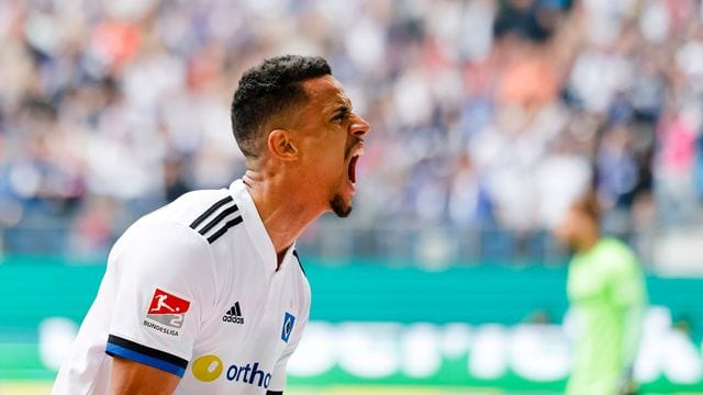 Robert Glatzel jubelt nach seinem Treffer zum 2:0 für den Hamburger SV.