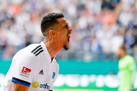 Robert Glatzel jubelt nach seinem Treffer zum 2:0 für den Hamburger SV.