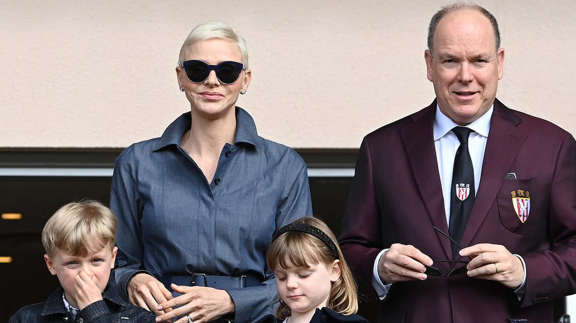 Charlène und Albert mit ihren Kindern: Die Familie schaute sich ein Rugby-Turnier an. Charlène und Albert mit ihren Kindern: Die Familie schaute sich ein Rugby-Turnier an.