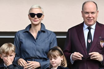 Charlène und Albert mit ihren Kindern: Die Familie schaute sich ein Rugby-Turnier an.