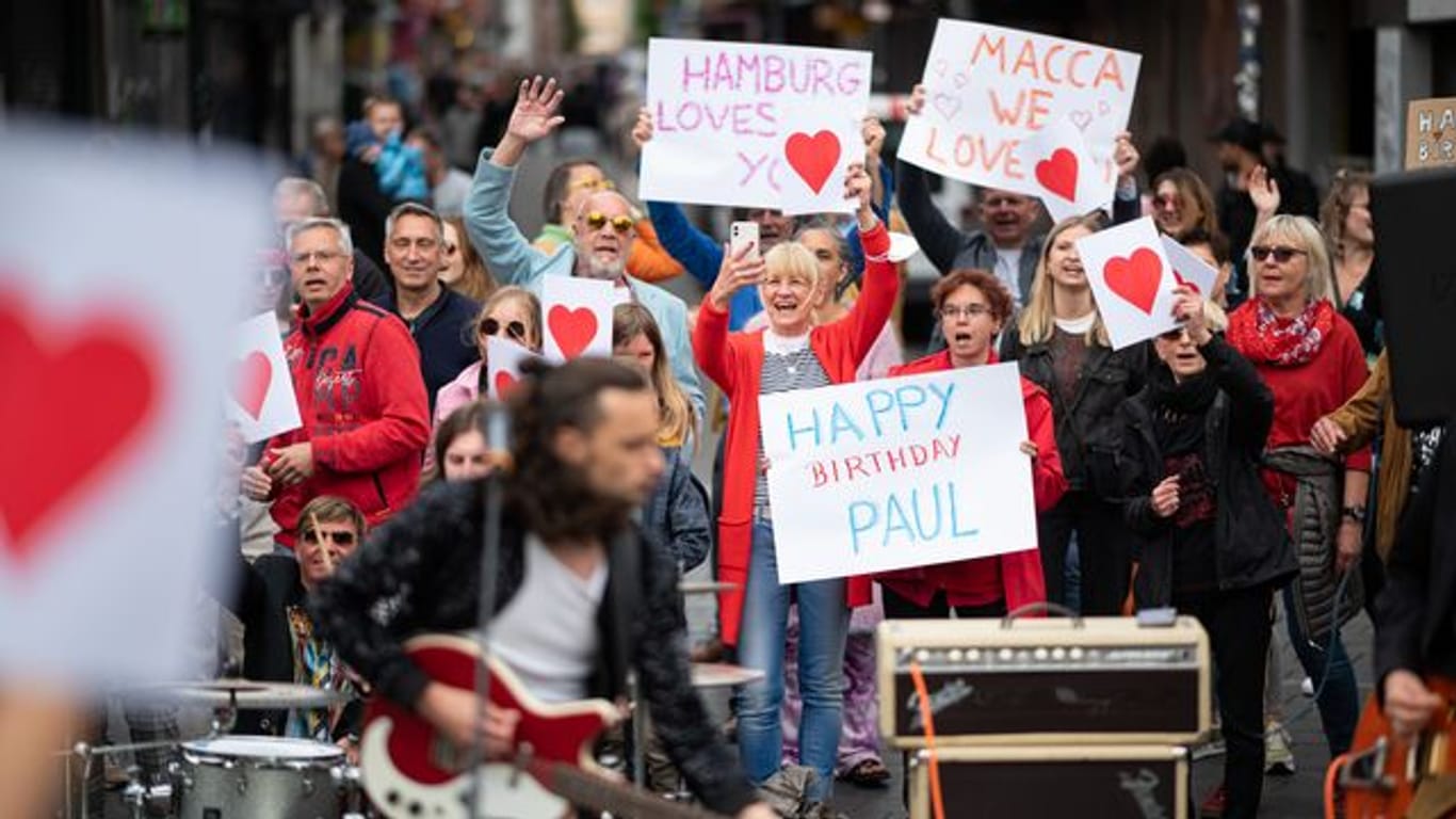 Zahlreiche Fans kamen zum Dreh des Flashmob-Videos für Paul McCartney auf die Hamburger Reeperbahn.