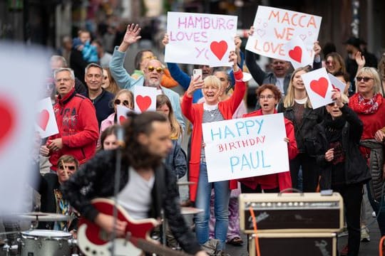 Zahlreiche Fans kamen zum Dreh des Flashmob-Videos für Paul McCartney auf die Hamburger Reeperbahn.