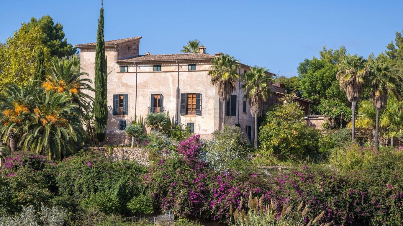 Villa in Deià auf Mallorca: Die Maklerin verlor wohl den Halt und stürzte von ihrer Terrasse (Symbolbild).