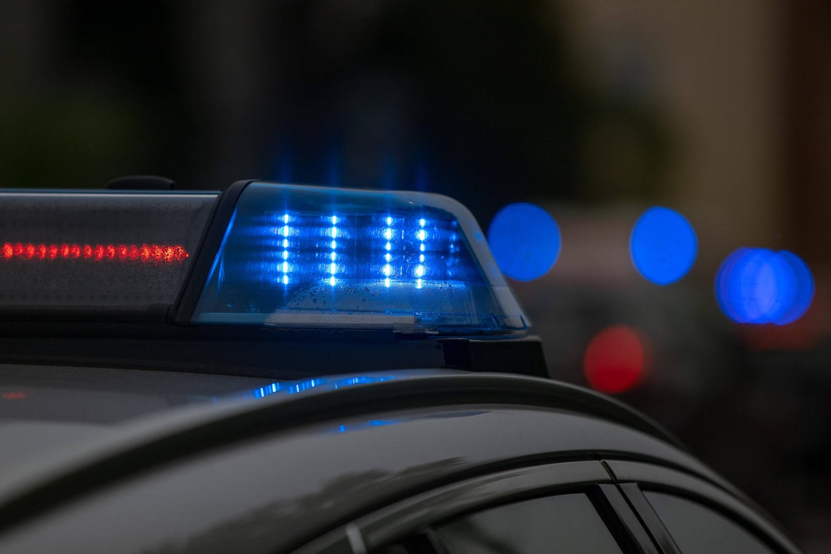 Blaulicht (Symbolbild): Nach dem Brandanschlag auf eine französische Moschee laufen die Ermittlungen – bislang wurden keine Täter gefasst.