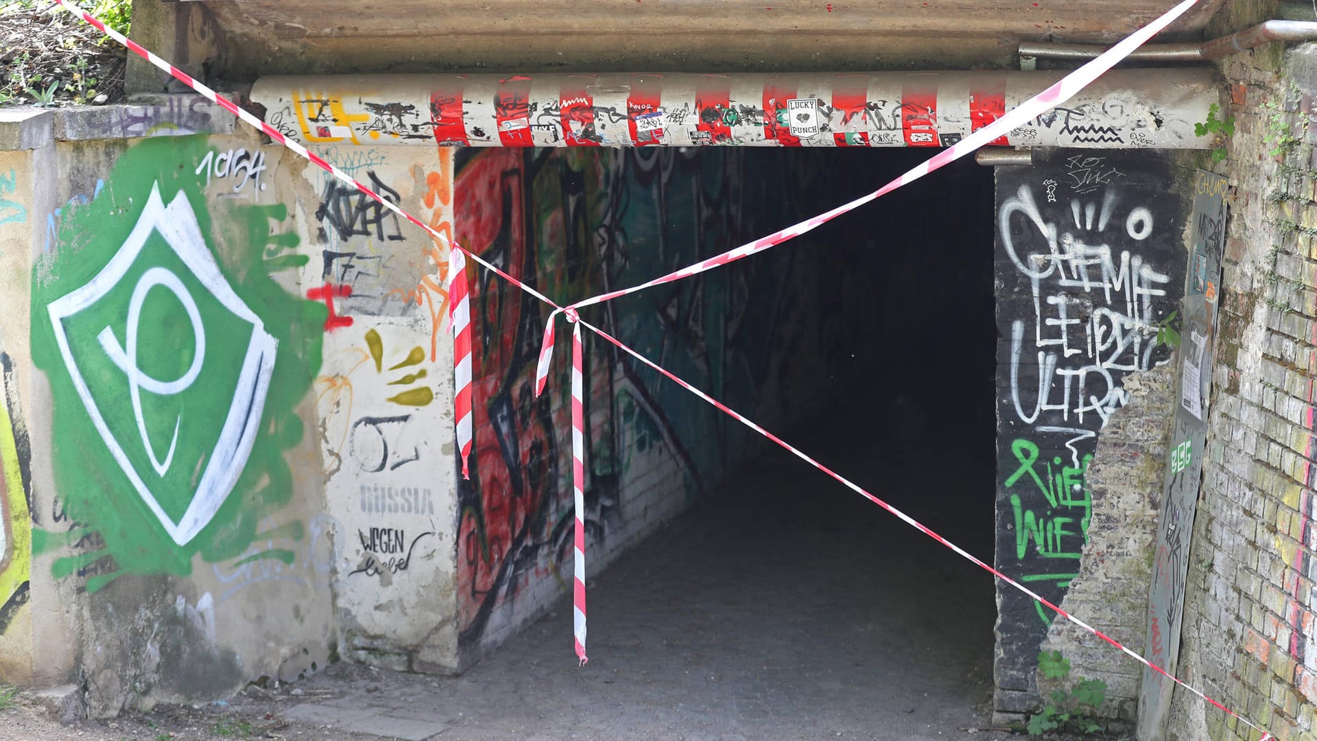 Tunnel zum Alfred-Kunze-Sportpark: Hier mauerten Fans den Weg zu.