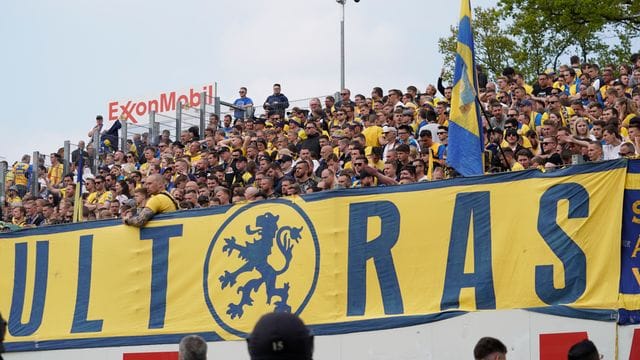 Die Fans von Eintracht Braunschweig schweigen nach der 2:3-Niederlage in Meppen. Die Fans von Eintracht Braunschweig schweigen nach der 2:3-Niederlage in Meppen.