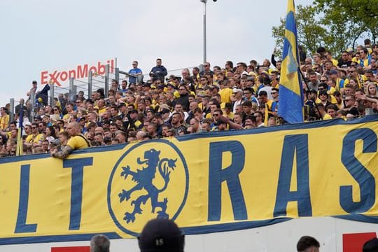 Die Fans von Eintracht Braunschweig schweigen nach der 2:3-Niederlage in Meppen.