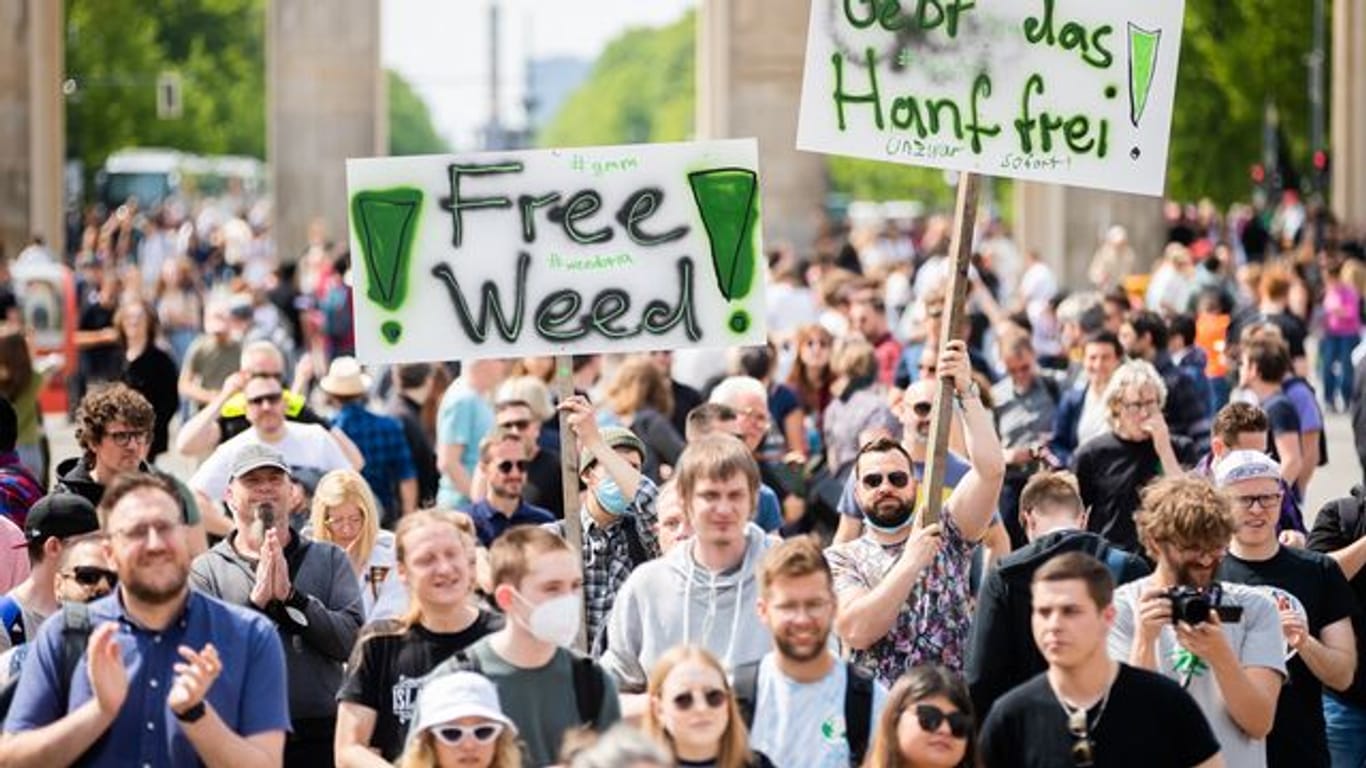 Auftaktkundgebung einer Demonstration für eine zügige Legalisierung von Cannabis in Berlin.