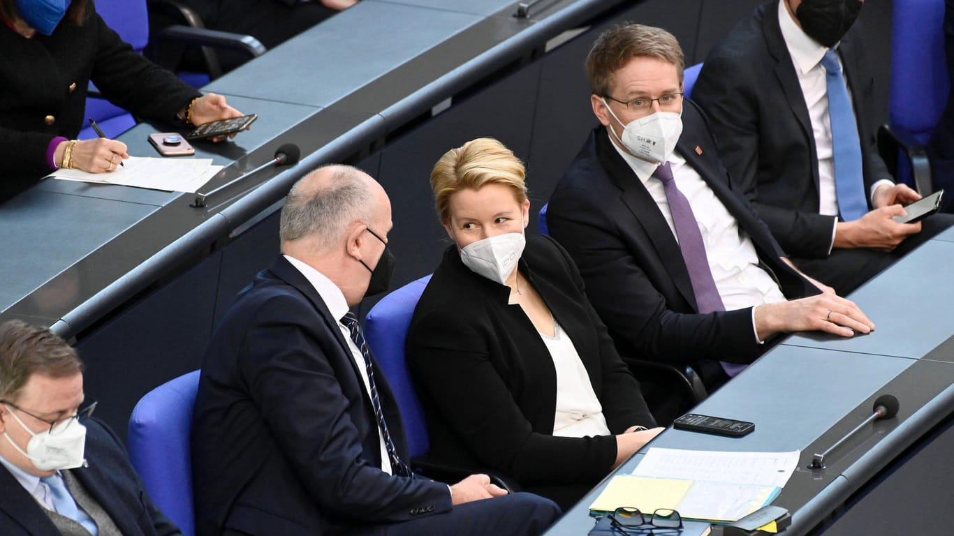 Ministerpräsidenten bei der Sondersitzung des Bundestags: Brandenburgs Dietmar Woidke, Berlins Franziska Giffey und Schleswig-Holsteins Daniel Günther (von links).