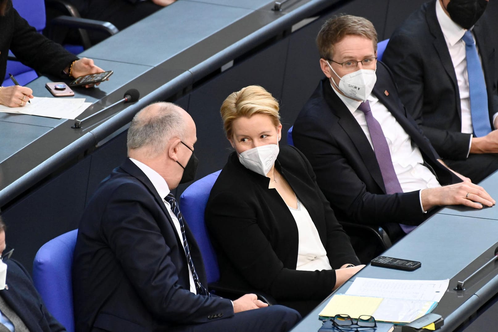 Ministerpräsidenten bei der Sondersitzung des Bundestags: Brandenburgs Dietmar Woidke, Berlins Franziska Giffey und Schleswig-Holsteins Daniel Günther (von links).