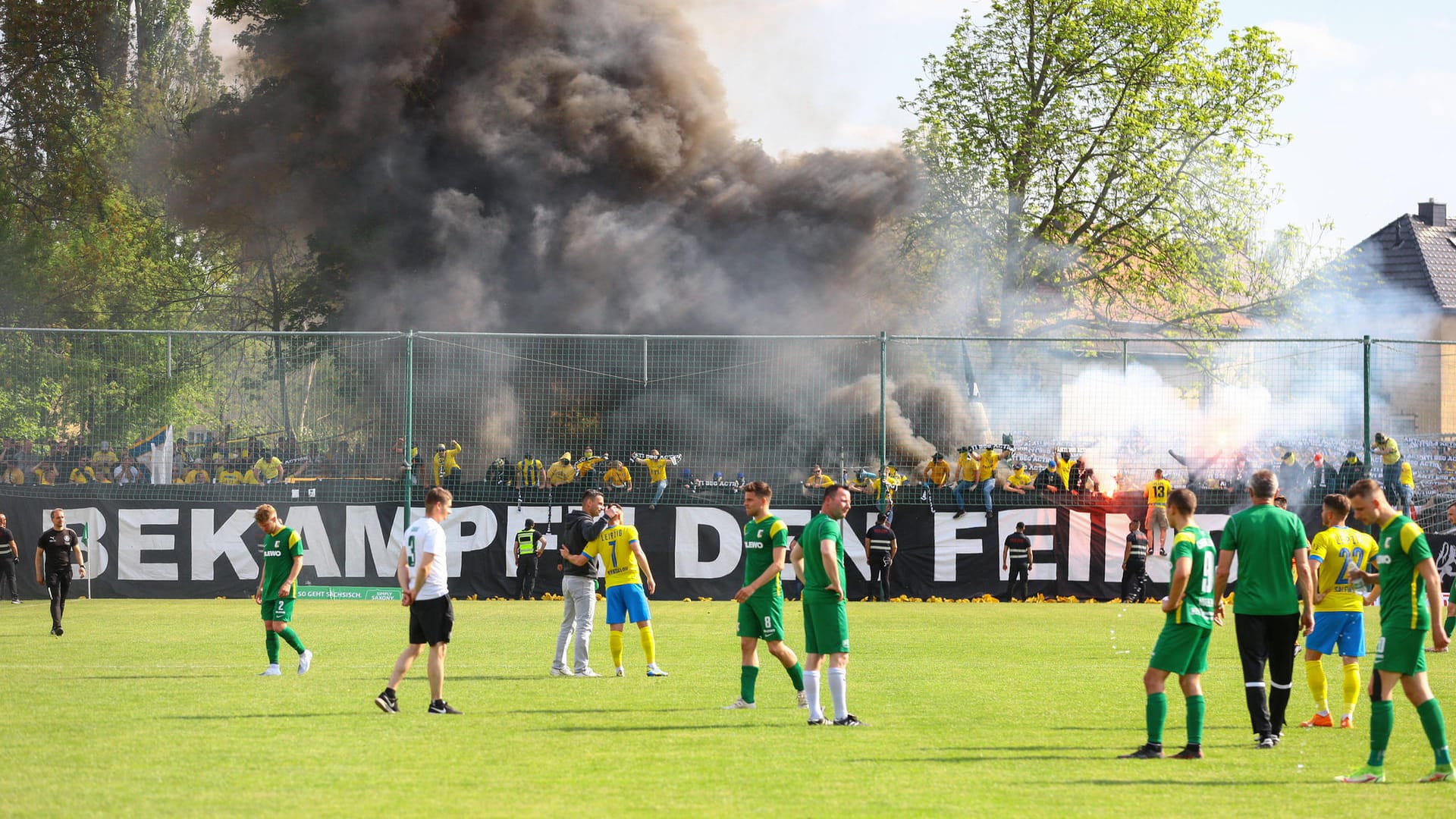 Lok-Fans zünden Feuerwerk: Teilweise flog Pyrotechnik in die Reihen der Chemie-Anhänger und auf den Platz.