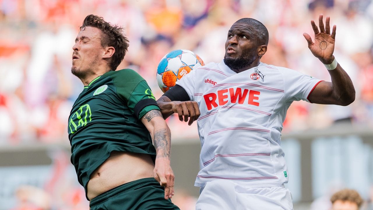 Anthony Modeste (r) vom 1. FC Köln und Wolfsburgs Max Kruse versuchen an den Ball zu kommen: Modeste dementiert Wechselgerüchte.