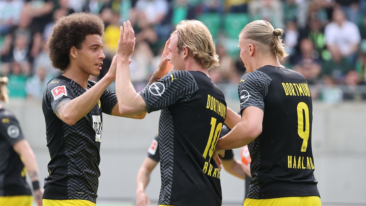 Dortmunds Torschütze Julian Brandt (M) jubelt mit seinen Kollegen Axel Witsel (l) und Erling Haaland über seinen Treffer.