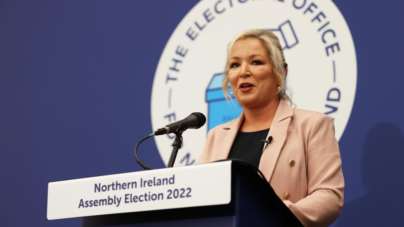 Michelle O'Neill, Spitzenkandidatin der nordirischen Partei Sinn Fein: "Heute ist ein sehr bedeutsamer Tag des Wandels", sagte sie bei der Verkündung ihrer Wahlergebnisse in Mid Ulster.