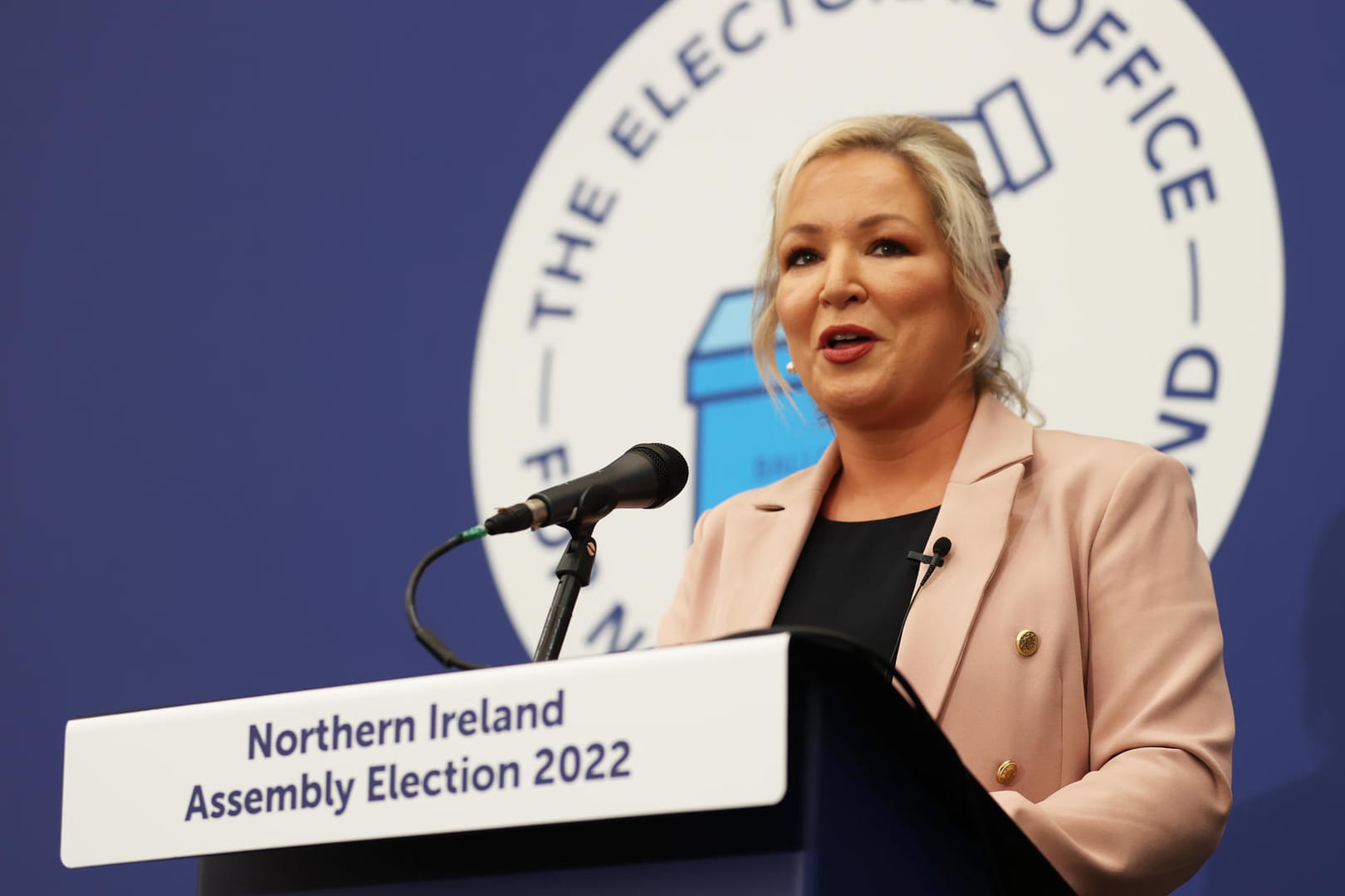 Michelle O'Neill, Spitzenkandidatin der nordirischen Partei Sinn Fein: "Heute ist ein sehr bedeutsamer Tag des Wandels", sagte sie bei der Verkündung ihrer Wahlergebnisse in Mid Ulster.