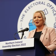 Michelle O'Neill, Spitzenkandidatin der nordirischen Partei Sinn Fein: "Heute ist ein sehr bedeutsamer Tag des Wandels", sagte sie bei der Verkündung ihrer Wahlergebnisse in Mid Ulster.