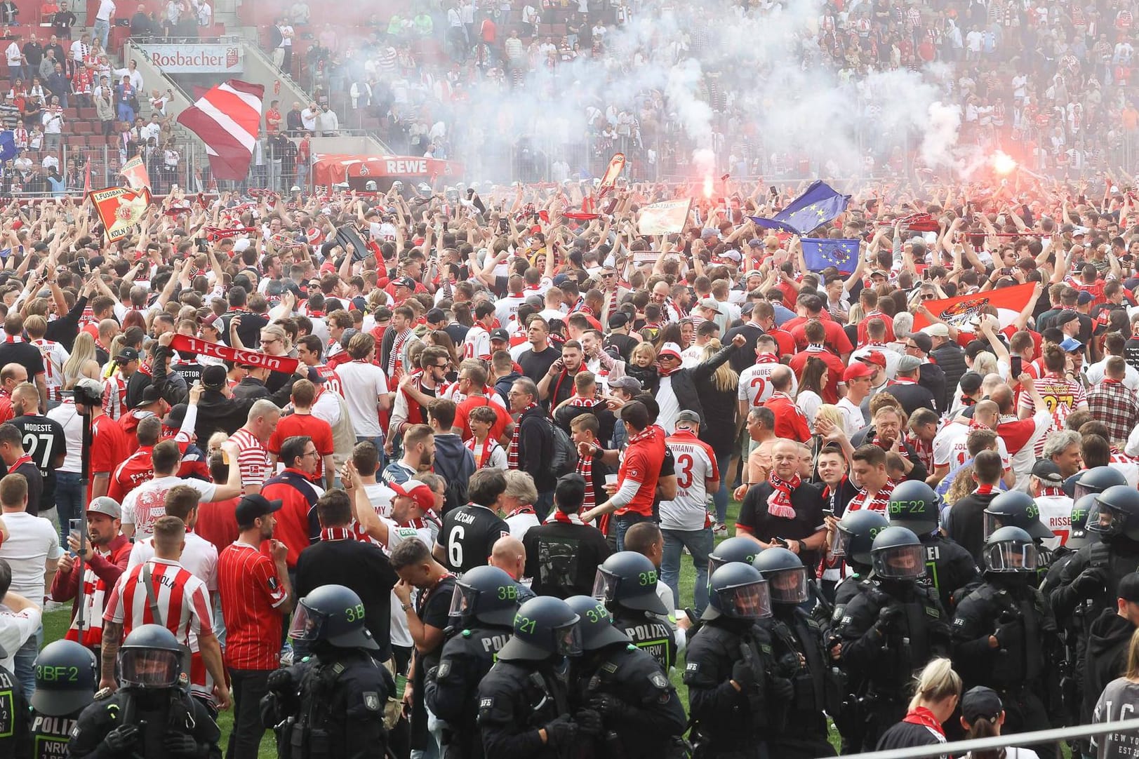 Überwältigt: Die Kölner Fans feiern den Europa Cup auf dem Rasen im Stadion.