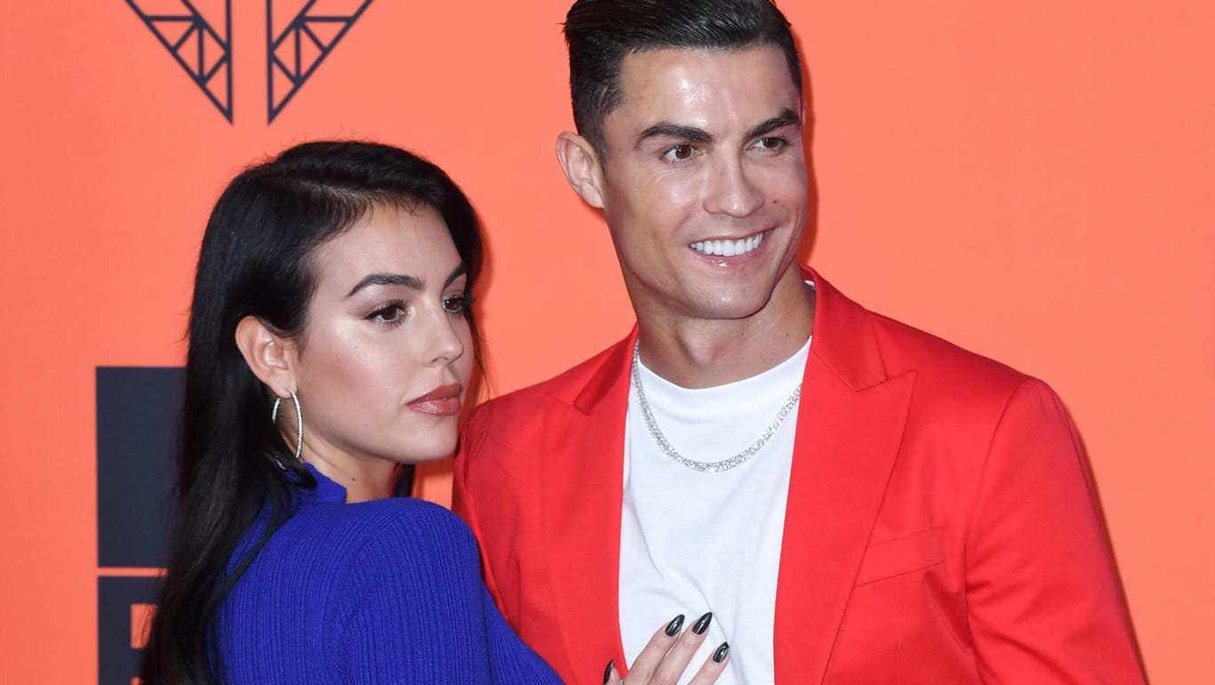 Cristiano Ronaldo und Georgina Rodriguez (l.): Die Freundin des Weltstars hat den Namen der Tochter bekanntgegeben.