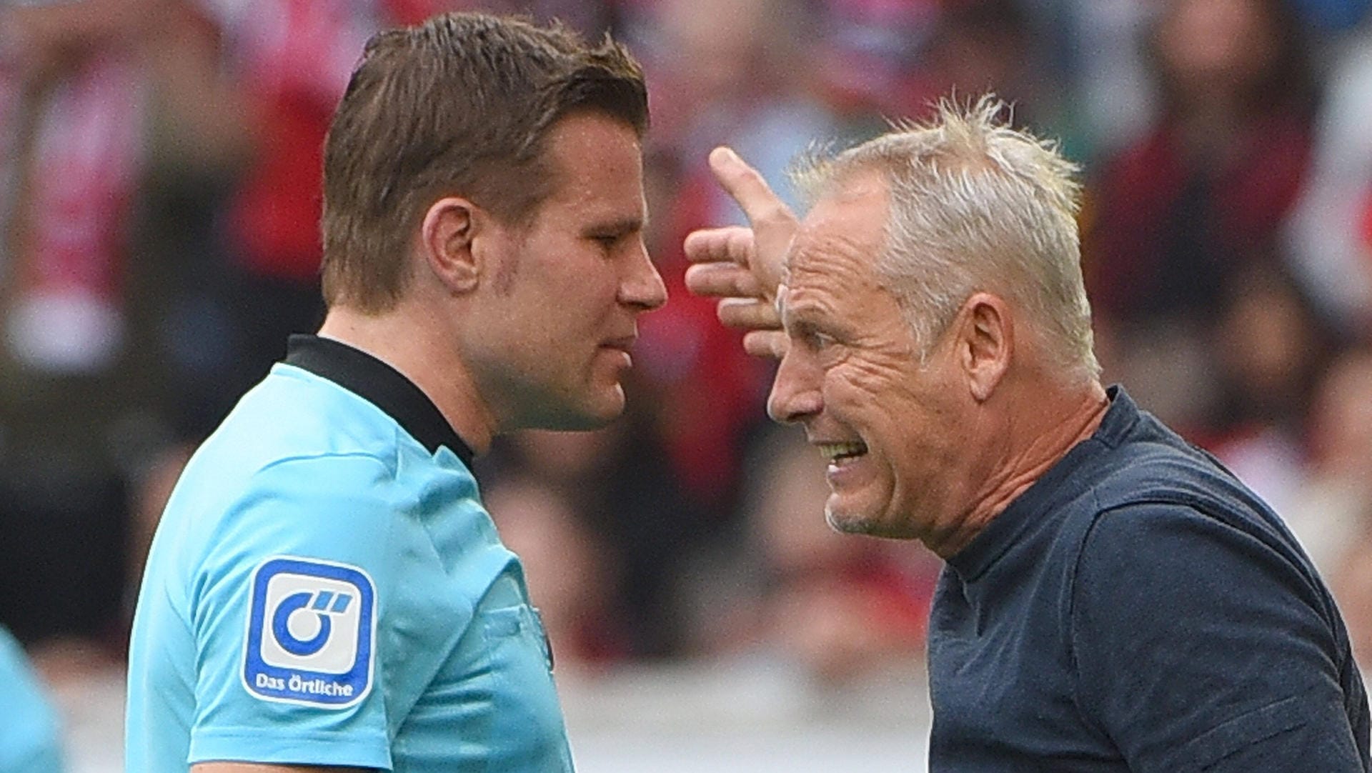 Verzweifelt: Freiburg-Trainer Streich (r.) hat Redebedarf mit Schiedsrichter Brych.
