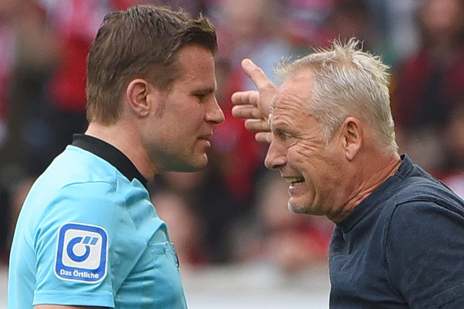 Verzweifelt: Freiburg-Trainer Streich (r.) hat Redebedarf mit Schiedsrichter Brych.