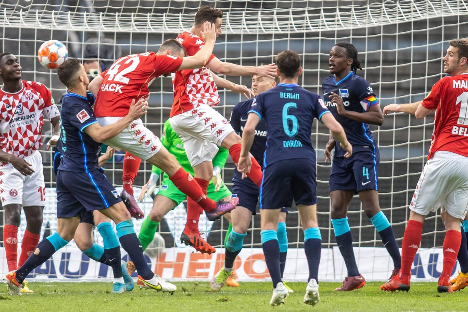 Kampf um den Ball: Mainz' Hack (M.) im Hertha-Strafraum.