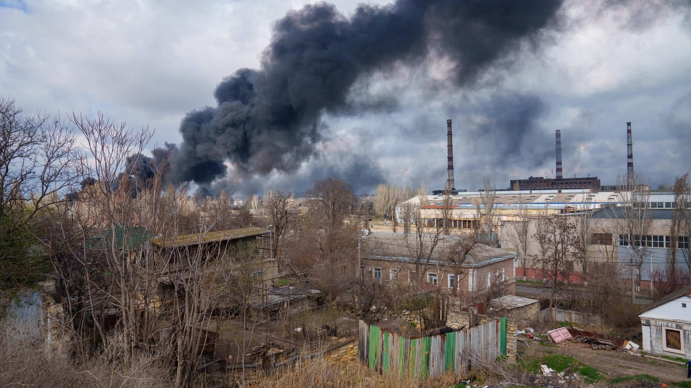 Rauch über Odessa (Archivbild): Die Stadt steht erneut unter Beschuss.