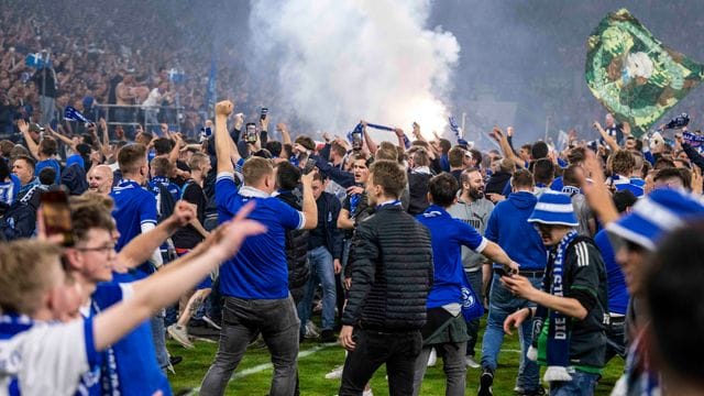 Die Schalker Fans stürmten nach dem Aufstieg den Platz.