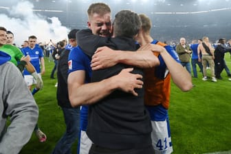 Erlöst: Schalkes Simon Terodde feiert den Aufstieg der Königsblauen.