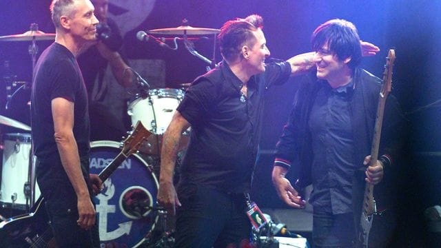 Die Ärzte mit Farin Urlaub (l-r), Bela B und Rod Gonzales 2016 beim Open-Air-Musikfestival "Jamel rockt den Förster".