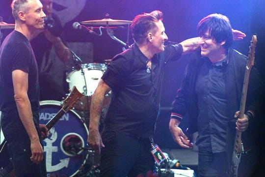 Die Ärzte mit Farin Urlaub (l-r), Bela B und Rod Gonzales 2016 beim Open-Air-Musikfestival "Jamel rockt den Förster".