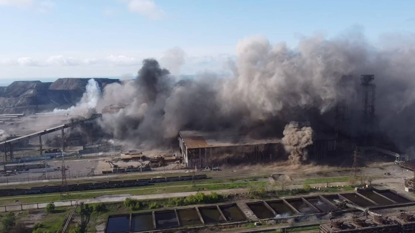 Das Asow-Stahlwerk ist nach russischen Angriffen von Rauch umgeben: Noch immer harren dort ukrainische Soldaten aus.