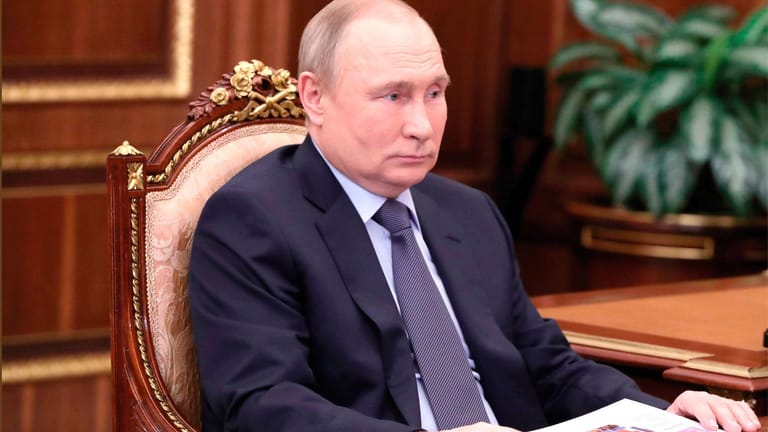 Wladimir Putin bei einem Treffen im Kreml (Archivbild): In den USA glaubt man nicht an einen Rückzieher des Kreml-Chefs.