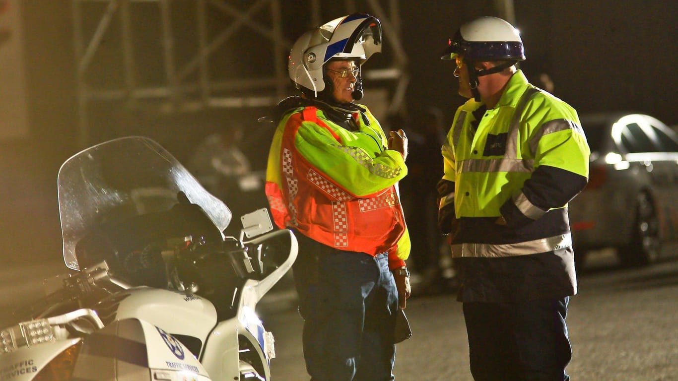 Zwei Motorrad-Polizisten sichern eine Absperrung in Kapstadt (Symbolbild): in Südafrika wurde in einem Krankenhaus ein Polizist erschossen.
