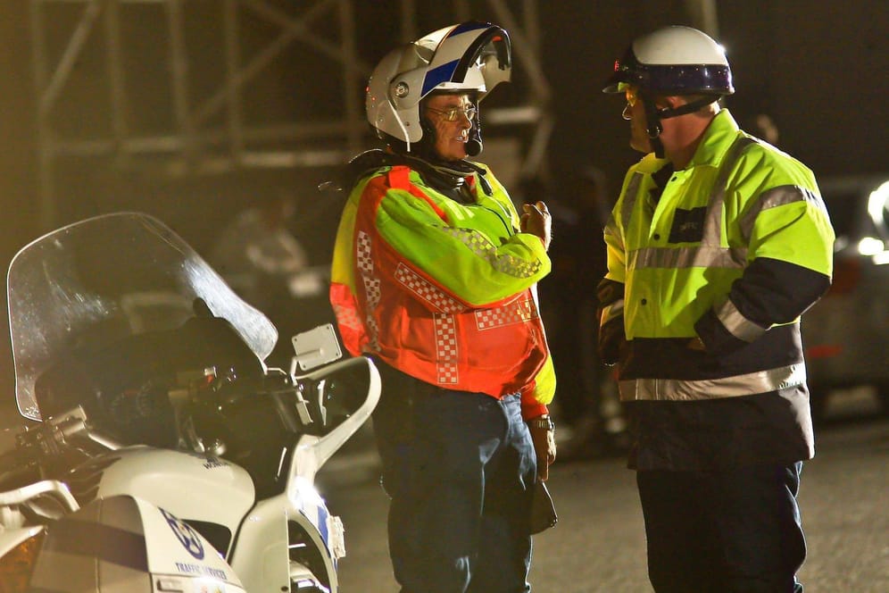 Zwei Motorrad-Polizisten sichern eine Absperrung in Kapstadt (Symbolbild): in Südafrika wurde in einem Krankenhaus ein Polizist erschossen.